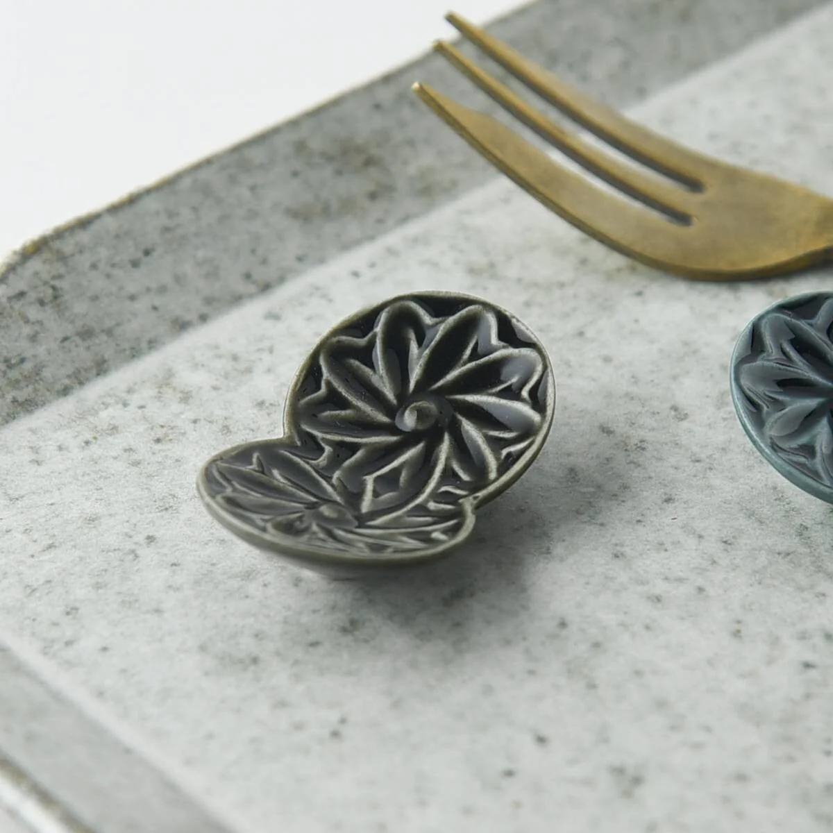 Botanical Motif Chopstick Rest — Black - Image 4